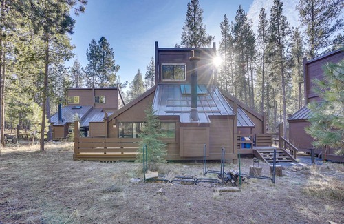 Overlook Park Cabin | Inviting Sunriver Cabin w/Resort Amenities!