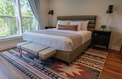 Bellaire Apartment | Cozy Studio Walk to Short's