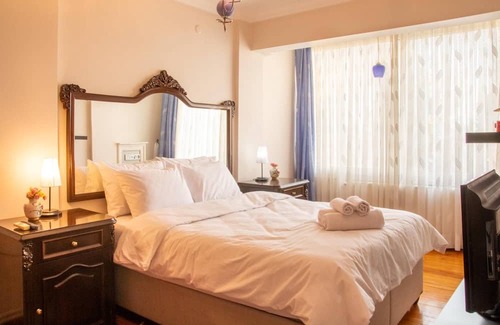 Cigli Apartment | Spacious Detached House with Garden in Izmir