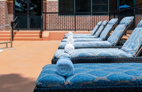 Greenwood Village House | 2 Relaxing Units Close to Denver Botanic Gardens . Onsite Parking, Pets Allowed!
