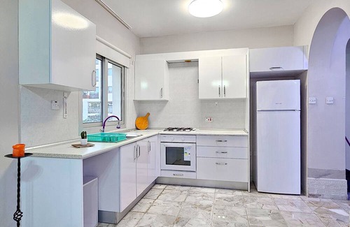 Zeytinlik Apartment | Sleek Flat w Balcony 3 min to Coast in Kyrenia