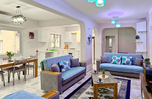 Zeytinlik Apartment | Sleek Flat w Balcony 3 min to Coast in Kyrenia