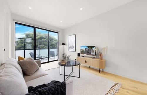 Preston Apartment | Parkside Chic Near Northland