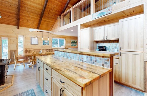 Coolin House | Waterfront custom-built home with screened-in porch & gas fireplace