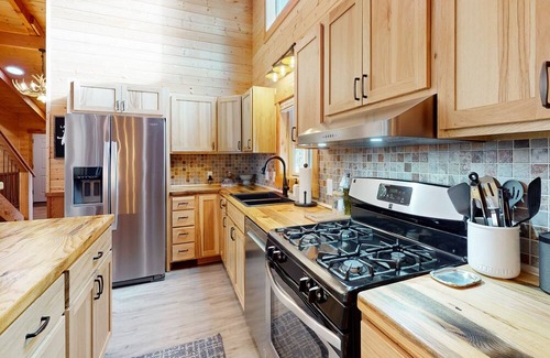 Coolin House | Waterfront custom-built home with screened-in porch & gas fireplace