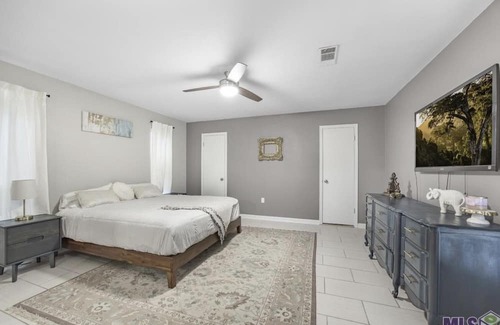 Broadmoor House | Large modern cozy spacious home great Location 2min from interstate Private yard