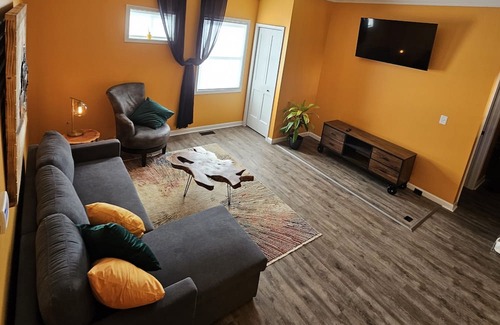 Holly Apartment | The Caboose - Cozy space, steps from downtown
