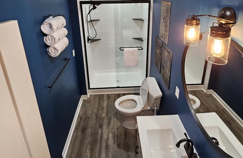 Holly Apartment | The Caboose - Cozy space, steps from downtown