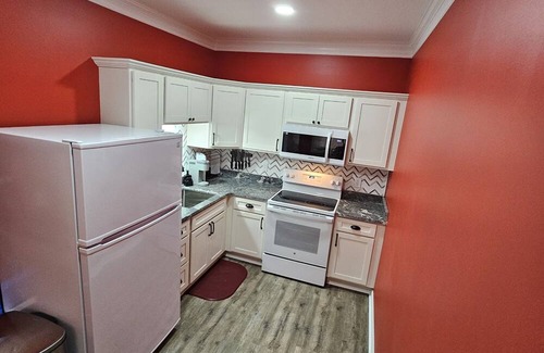 Holly Apartment | The Caboose - Cozy space, steps from downtown