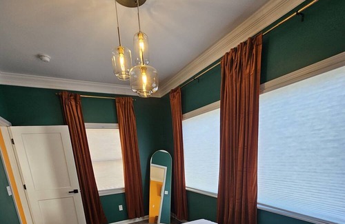 Holly Apartment | The Caboose - Cozy space, steps from downtown