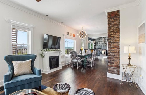 Strawberry Hill Apartment | Beautiful Home with Stunning Views