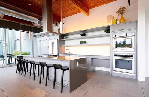 Wilburton Apartment | Trendy Bellevue Studio w/ Rooftop & BBQ, nr Shops, by Blueground