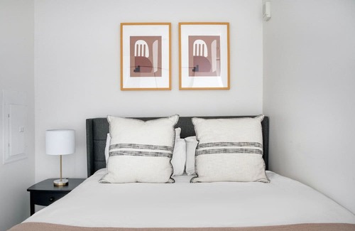 Wilburton Apartment | Trendy Bellevue Studio w/ Rooftop & BBQ, nr Shops, by Blueground