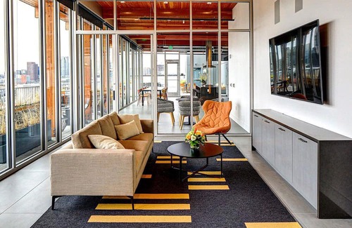 Wilburton Apartment | Trendy Bellevue Studio w/ Rooftop & BBQ, nr Shops, by Blueground