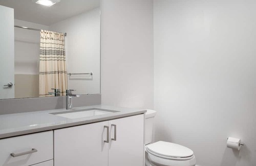 Wilburton Apartment | Trendy Bellevue Studio w/ Rooftop & BBQ, nr Shops, by Blueground