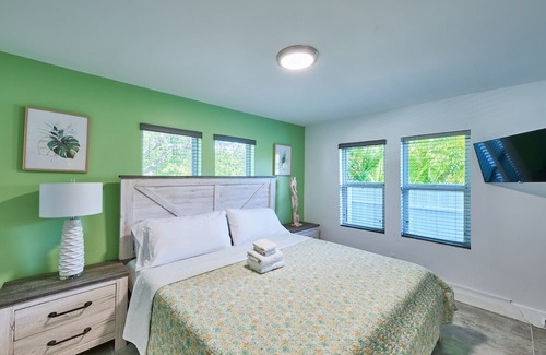 Parkside Apartment | Tropical Bungalow in Hollywood Beach, w/ KING BED!