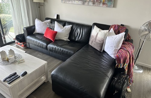 Orewa Apartment | Beachcomber Orewa 200m from Bars and Restaurants across the road from the beach