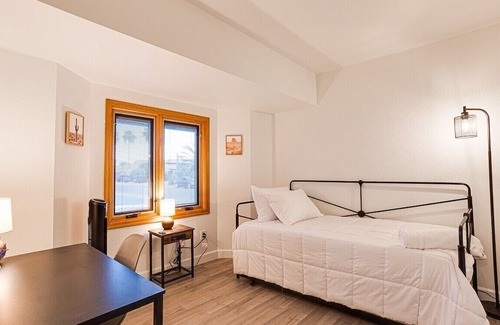 Sunset Ridge House | This house is a 4 bedroom(s), 2 bathrooms, located in Scottsdale, AZ.