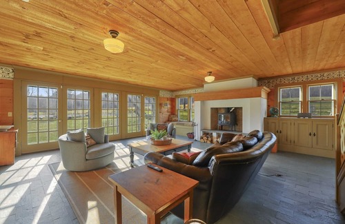 Williamstown House | Elegant Mountain View Retreat By Evergreen Home