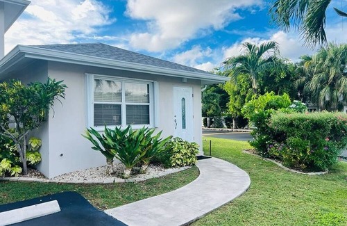 George Town Condo | Seaside RetreatnLuxury, Large Condo, King Size, 10 minutes to Smith Cove on walk