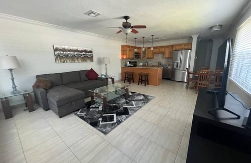 George Town Condo | Seaside RetreatnLuxury, Large Condo, King Size, 10 minutes to Smith Cove on walk