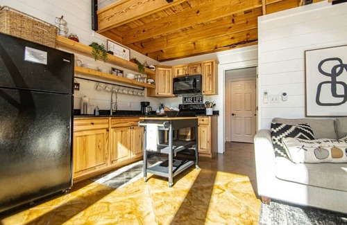 Newnata Cabin | Beautiful Lakefront Cabin