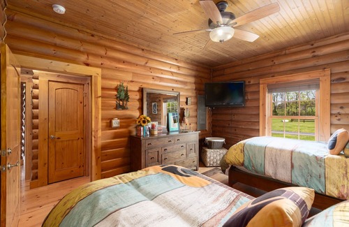 Franklin Cabin | A Little "Peace" of Paradise A Log House on a Rural Franklin Farm