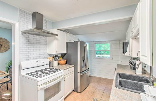 Saint Simons Heights Cottage | St Simons Cottage w/ Grill ~ 2 Mi to Beach!