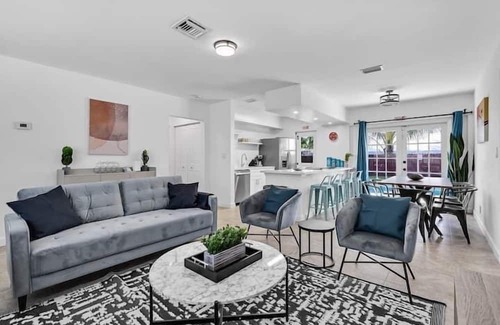 West Hollywood Apartment | 3 Bedroom 731645 by Houzlet