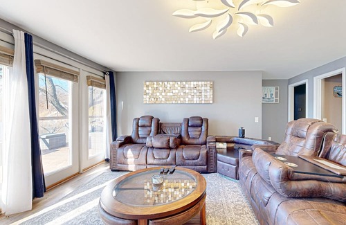 Jones House | Waterfront property with pool table, fireplaces, grill, jetted tub, W/D, & AC