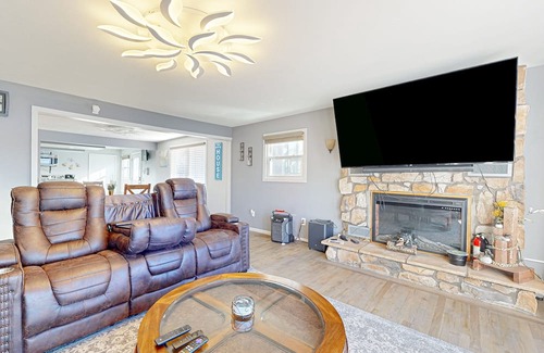 Jones House | Waterfront property with pool table, fireplaces, grill, jetted tub, W/D, & AC