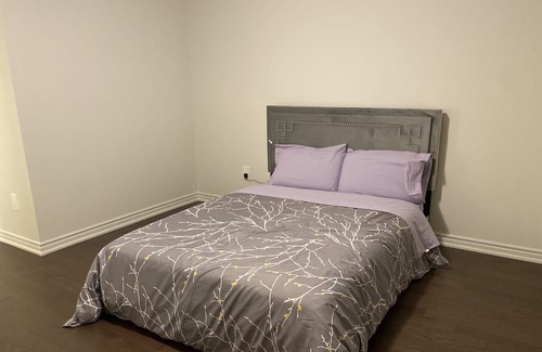 Halton Regional Municipality House | Stunning And Quiet Neighbourhood Home Away From Home With Ample Parking Spaces