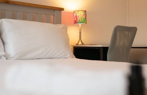 Marlow House | Cosy Place with Free Parking I Pass The Keys