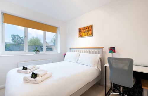 Marlow House | Cosy Place with Free Parking I Pass The Keys