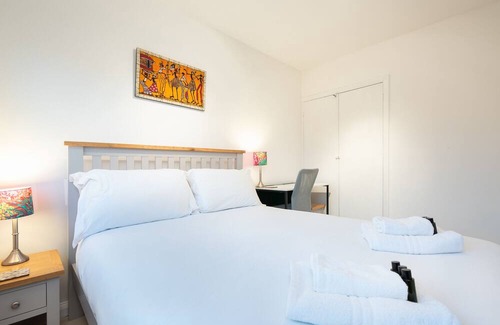 Marlow House | Cosy Place with Free Parking I Pass The Keys