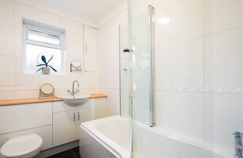 Marlow House | Cosy Place with Free Parking I Pass The Keys