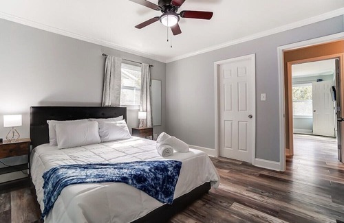 Starmount House | Sleek FunHouse w/ Hot Tub + Mini-Golf | King Suite