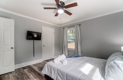 Starmount House | Sleek FunHouse w/ Hot Tub + Mini-Golf | King Suite
