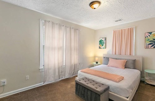 Lakeshore South House | Enjoy a wonderful & warm experience at this centrally-located place
