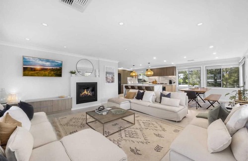 Erowal Bay House | Sunset Waterfront with 3pm Checkout