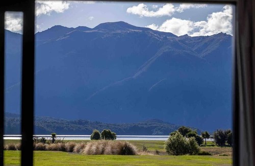 Te Anau Apartment | Stunning lake and mountain views on your door step