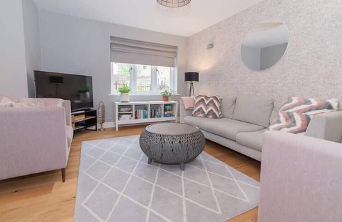 Ludwel House | Elegant Ludlow Haven: 4Bed Ultimate Tranquility