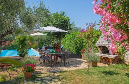 Rosini House | Villa Rossa is a charming renovated Istrian stone house located in the village Rosini near Porec.
