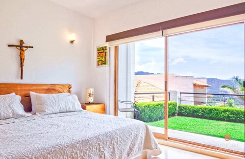 El Santuario House | NEW Lakeview Heated Pool & Whirlpool Trampoline