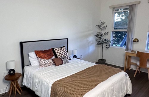 Pasadena Apartment | Spacious Retro High Ceiling Home 3 mins to Oldtown