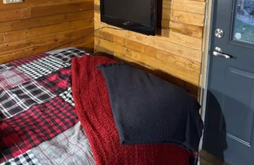 Alcona Cabin | Rustic Cozy Cabin In Innisfil Across from the Lake