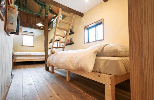 Wake House | A private lodging house renovated with natural mat / Wake-gun Okayama