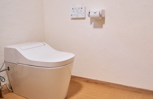Wake House | A private lodging house renovated with natural mat / Wake-gun Okayama