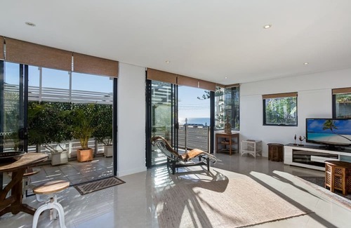 Manly House | Manly Beach surf and ocean view modern home-close walk surf beach, ferry, shops.