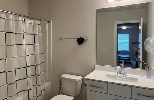 East Raleigh House | 10-12 min. from Downtown, Wake Med, NCSU. Close to Research Triangle & Airport.